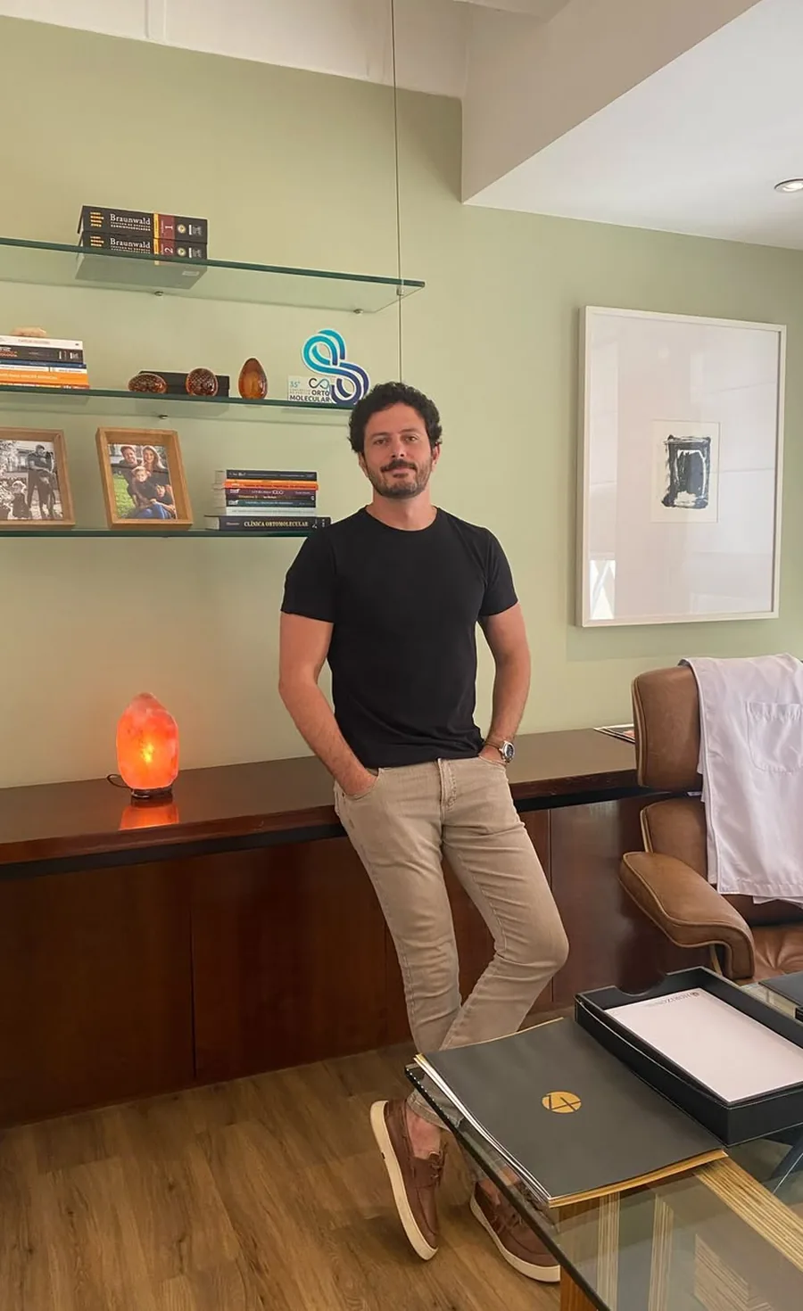 Dr. João Paulo Cimini Leal em seu consultório